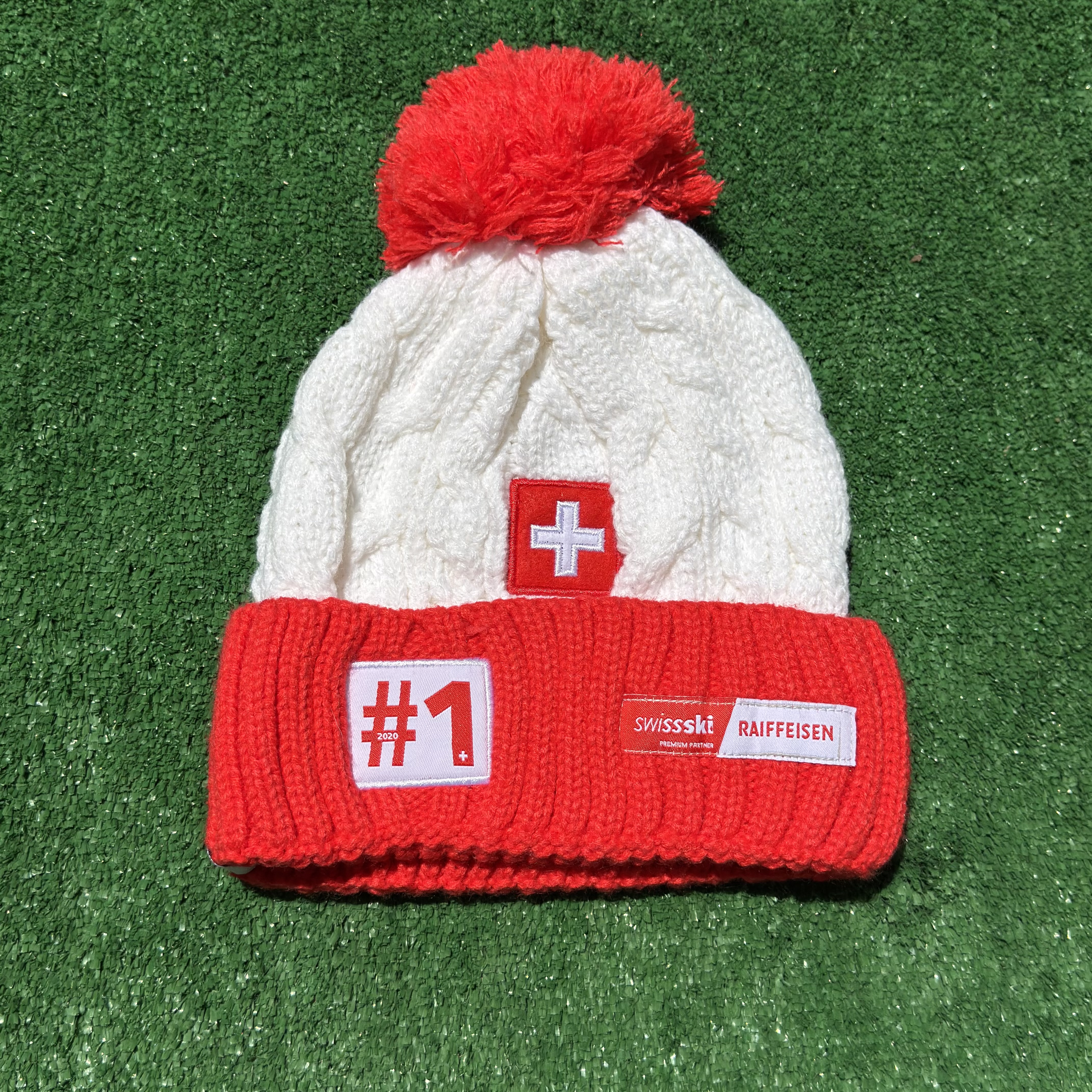 كلاه برند swisski رنگ سفيد قرمز